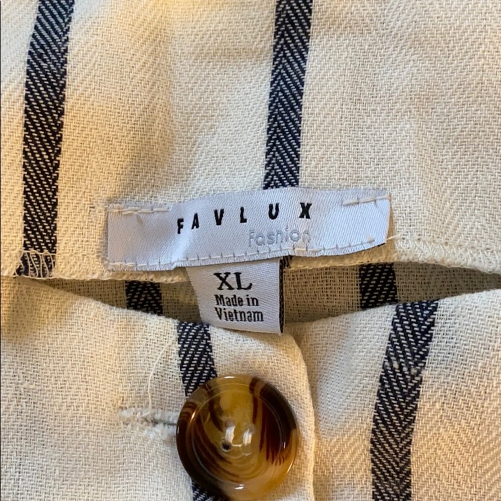 Used button up blouse - Picture 2 of 4